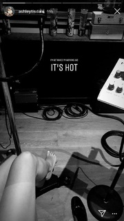 Ashley Tisdale feet photo thumbnail