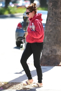 Ashley Tisdale feet photo thumbnail