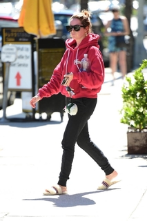 Ashley Tisdale feet photo thumbnail