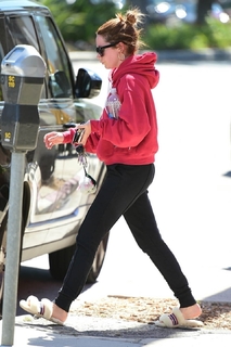 Ashley Tisdale feet photo thumbnail