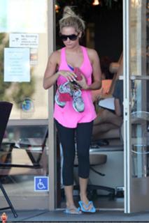 Ashley Tisdale feet photo thumbnail