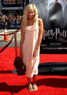 Ashley Tisdale feet photo thumbnail