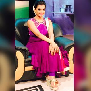 Ashna Zaveri feet photo 9