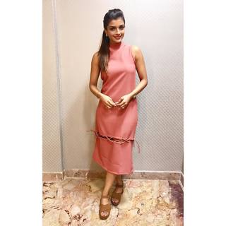 Ashna Zaveri feet photo 9