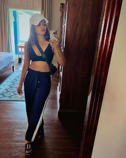 Ashna Zaveri feet photo 9