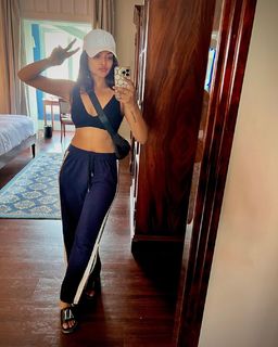 Ashna Zaveri feet photo 7