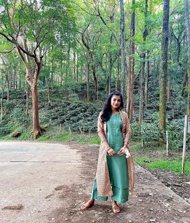 Ashna Zaveri feet photo 4