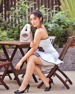 Ashnoor Kaur feet photo 15