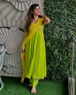 Ashu Reddy feet photo 5