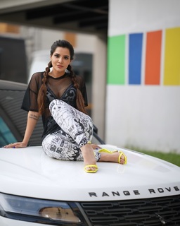 Ashu Reddy feet photo 11
