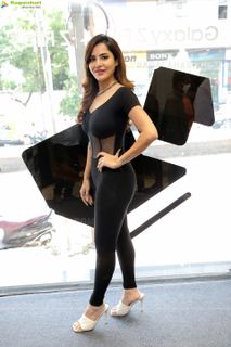 Ashu Reddy feet photo 18
