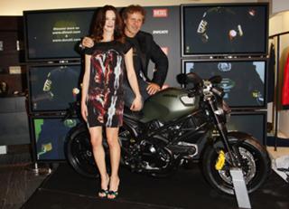 Asia Argento feet photo thumbnail