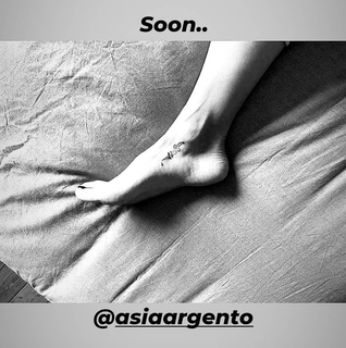 Asia Argento feet photo thumbnail