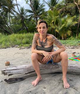 Asia Argento feet photo thumbnail