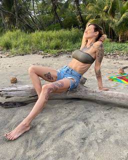 Asia Argento feet photo thumbnail