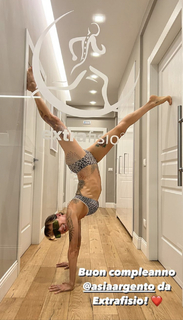 Asia Argento feet photo thumbnail