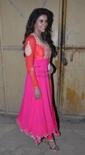 Asin Thottumkal feet photo thumbnail