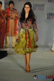 Asin Thottumkal feet photo thumbnail