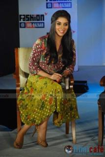 Asin Thottumkal feet photo thumbnail