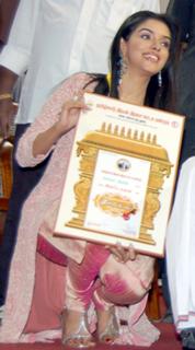 Asin Thottumkal feet photo thumbnail