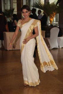 Asin Thottumkal feet photo thumbnail
