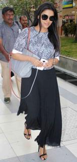 Asin Thottumkal feet photo thumbnail