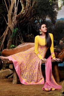 Asin Thottumkal feet photo thumbnail