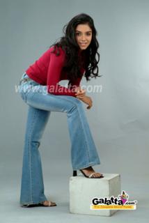 Asin Thottumkal feet photo thumbnail