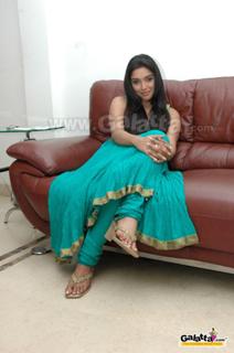 Asin Thottumkal feet photo thumbnail