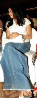 Asin Thottumkal feet photo thumbnail