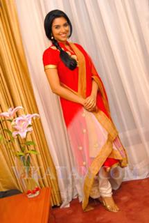 Asin Thottumkal feet photo thumbnail