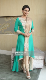 Asin Thottumkal feet photo thumbnail