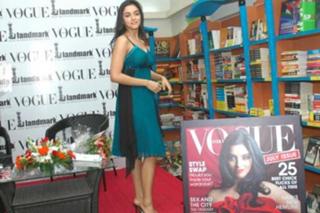 Asin Thottumkal feet photo thumbnail