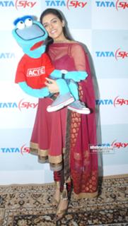 Asin Thottumkal feet photo thumbnail