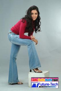 Asin Thottumkal feet photo thumbnail
