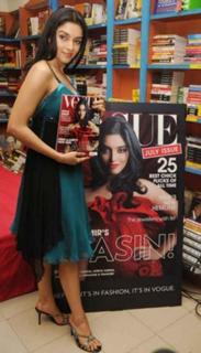 Asin Thottumkal feet photo thumbnail