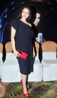 Asin Thottumkal feet photo thumbnail