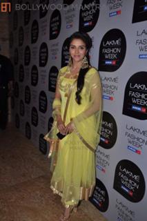 Asin Thottumkal feet photo thumbnail