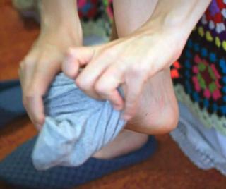 Asli Enver feet photo thumbnail