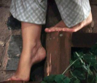 Asli Enver feet photo thumbnail