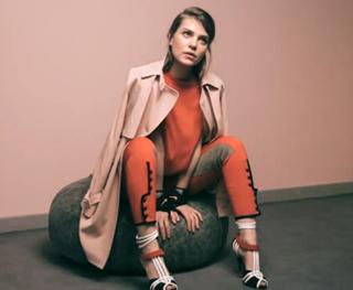 Asli Enver feet photo thumbnail