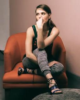 Asli Enver feet photo thumbnail