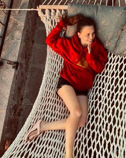 Asli Enver feet photo thumbnail