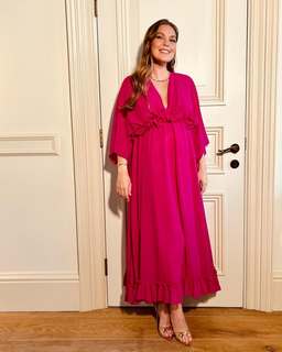 Asli Enver feet photo thumbnail