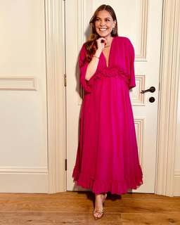Asli Enver feet photo thumbnail