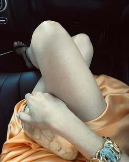 Asli Enver feet photo thumbnail