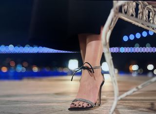 Asli Enver feet photo thumbnail