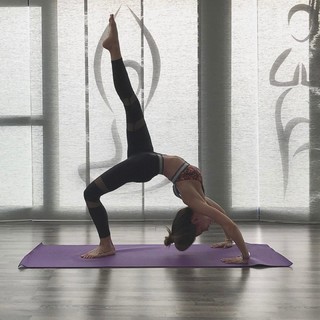 Athina Oikonomakou feet photo thumbnail