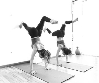 Athina Oikonomakou feet photo thumbnail