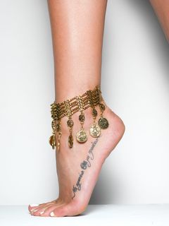 Athina Oikonomakou feet photo thumbnail